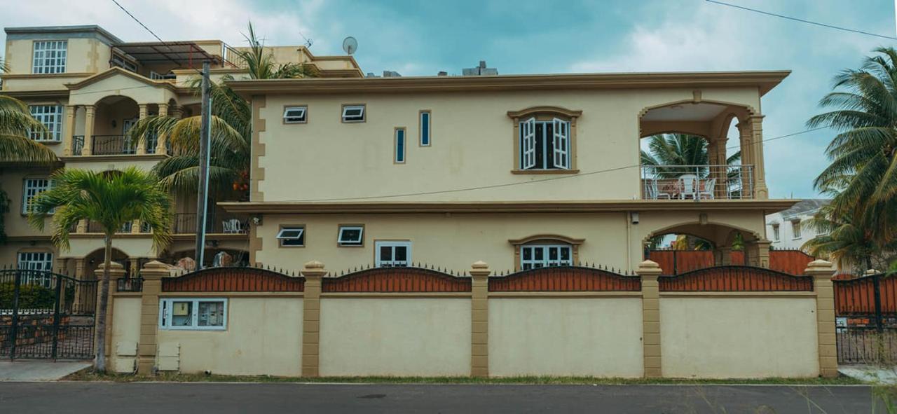 Rs Villas - Three Bedrooms Share Apartment With Private Room And Free Wifi And 100Mts To The Beach And Ac And 100Mts To Bus Stop And Pool Flic en Flac Luaran gambar