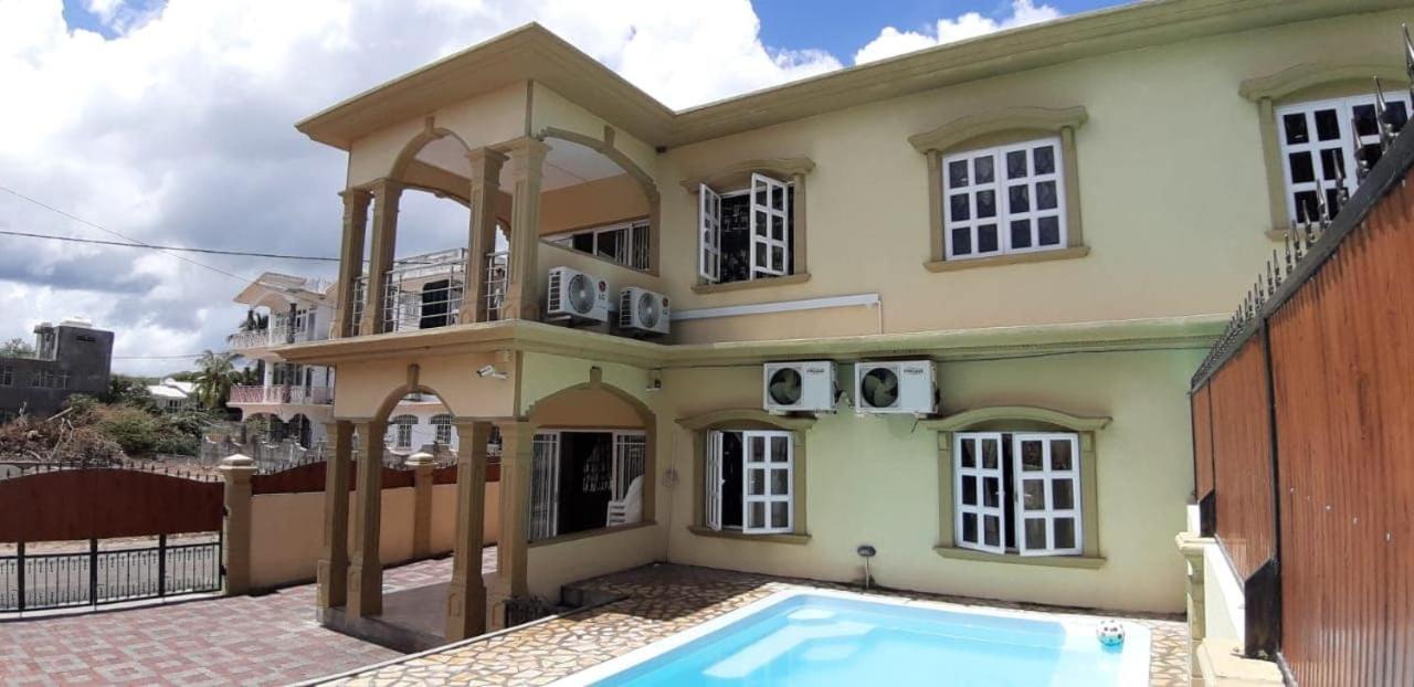 Rs Villas - Three Bedrooms Share Apartment With Private Room And Free Wifi And 100Mts To The Beach And Ac And 100Mts To Bus Stop And Pool Flic en Flac Luaran gambar