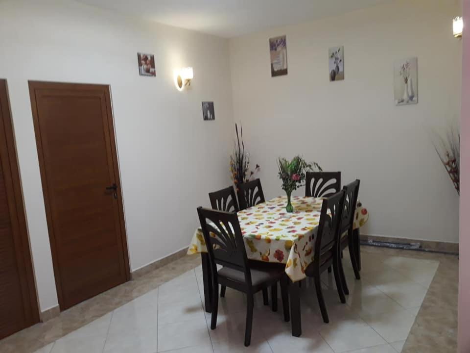 Rs Villas - Three Bedrooms Share Apartment With Private Room And Free Wifi And 100Mts To The Beach And Ac And 100Mts To Bus Stop And Pool Flic en Flac Luaran gambar